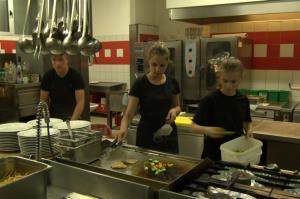 Učenci kuhali v hotelski kuhinji 23